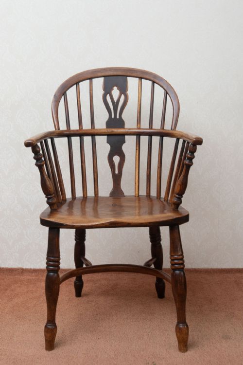 A VERY GOOD LOW BACK STYLE WINDSOR CHAIR IN YEW - ADDITIONAL PHOTO 6