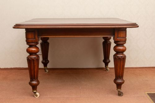 VERY GOOD MAHOGANY EXTENDING DINING TABLE - ADDITIONAL PHOTO 2