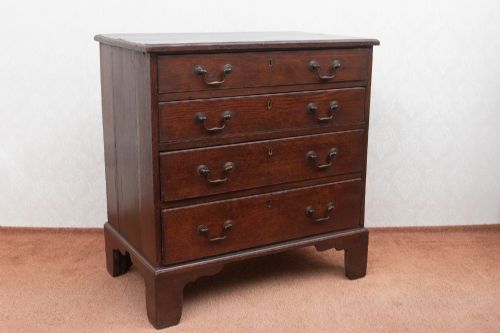 a georgian four drawer chest in oak - CATEGORY: ANTIQUE CHEST OF DRAWERS - DATED 18TH CENTURY