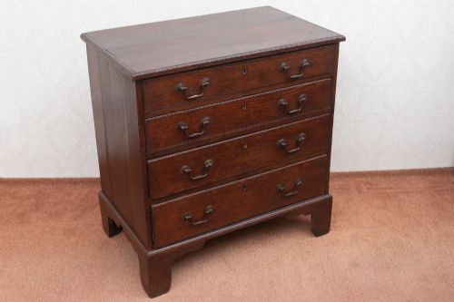 A GEORGIAN FOUR DRAWER CHEST IN OAK - ADDITIONAL PHOTO 1