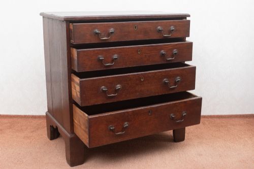 A GEORGIAN FOUR DRAWER CHEST IN OAK - ADDITIONAL PHOTO 2