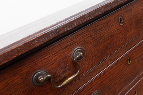 A GEORGIAN FOUR DRAWER CHEST IN OAK - ADDITIONAL PHOTO 4