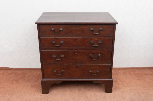A GEORGIAN FOUR DRAWER CHEST IN OAK - ADDITIONAL PHOTO 6