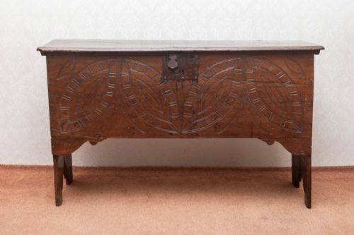GOOD LATE 17TH EARLY 18TH CENTURY OAK PLANK COFFER - ADDITIONAL PHOTO 1