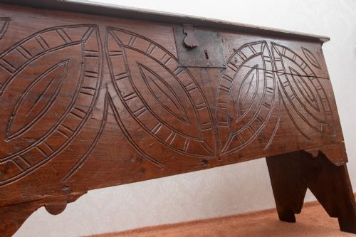 GOOD LATE 17TH EARLY 18TH CENTURY OAK PLANK COFFER - ADDITIONAL PHOTO 2