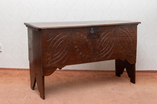 GOOD LATE 17TH EARLY 18TH CENTURY OAK PLANK COFFER - ADDITIONAL PHOTO 3