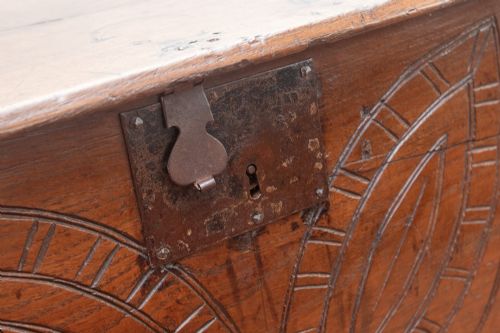 GOOD LATE 17TH EARLY 18TH CENTURY OAK PLANK COFFER - ADDITIONAL PHOTO 4