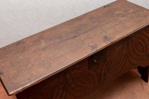 GOOD LATE 17TH EARLY 18TH CENTURY OAK PLANK COFFER - ADDITIONAL PHOTO 5