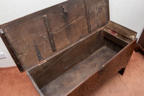 GOOD LATE 17TH EARLY 18TH CENTURY OAK PLANK COFFER - ADDITIONAL PHOTO 6