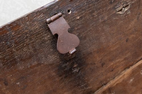 GOOD LATE 17TH EARLY 18TH CENTURY OAK PLANK COFFER - ADDITIONAL PHOTO 8