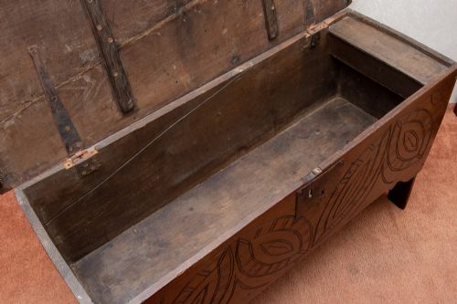 GOOD LATE 17TH EARLY 18TH CENTURY OAK PLANK COFFER - ADDITIONAL PHOTO 11
