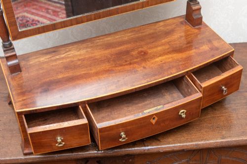 A VERY GOOD GEORGE III BOX DRESSING MIRROR IN MAHOGANY - ADDITIONAL PHOTO 5