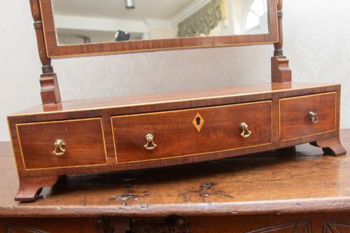 A VERY GOOD GEORGE III BOX DRESSING MIRROR IN MAHOGANY - ADDITIONAL PHOTO 6