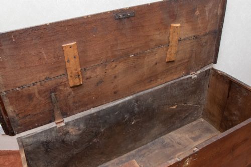 LATE 17TH CENTURY OAK COFFER - ADDITIONAL PHOTO 8