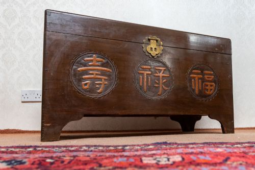 VINTAGE CHINESE STORAGE TRUNK WITH THE ORIGINAL DECOR AND AMAZING LOCK - ADDITIONAL PHOTO 2