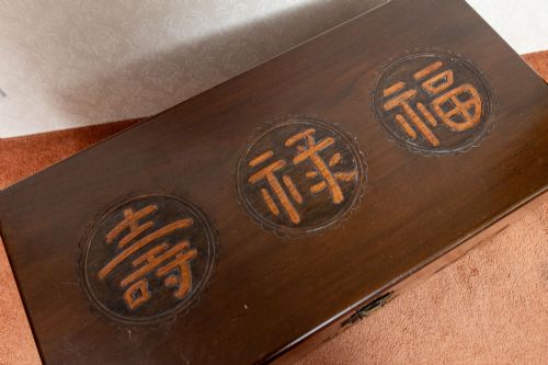 VINTAGE CHINESE STORAGE TRUNK WITH THE ORIGINAL DECOR AND AMAZING LOCK - ADDITIONAL PHOTO 3