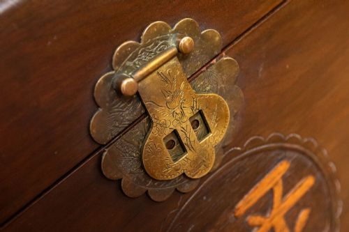 VINTAGE CHINESE STORAGE TRUNK WITH THE ORIGINAL DECOR AND AMAZING LOCK - ADDITIONAL PHOTO 4