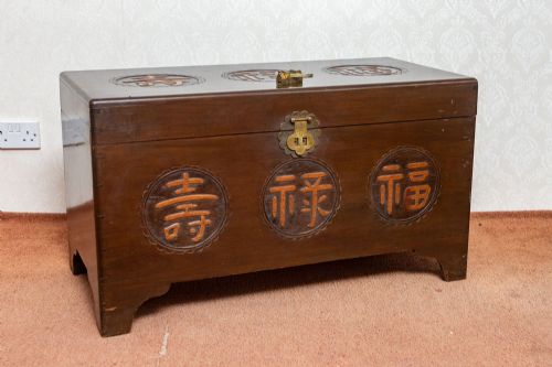 VINTAGE CHINESE STORAGE TRUNK WITH THE ORIGINAL DECOR AND AMAZING LOCK - ADDITIONAL PHOTO 5