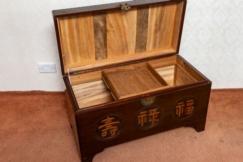 VINTAGE CHINESE STORAGE TRUNK WITH THE ORIGINAL DECOR AND AMAZING LOCK - ADDITIONAL PHOTO 6
