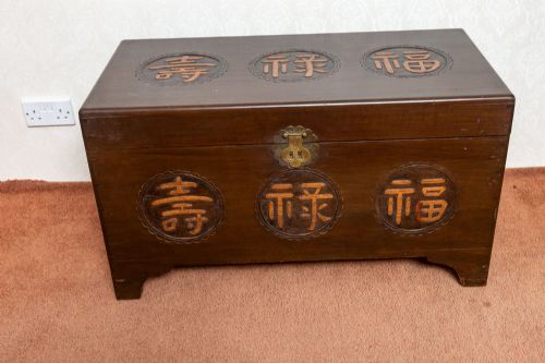 VINTAGE CHINESE STORAGE TRUNK WITH THE ORIGINAL DECOR AND AMAZING LOCK - ADDITIONAL PHOTO 8