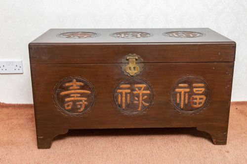 VINTAGE CHINESE STORAGE TRUNK WITH THE ORIGINAL DECOR AND AMAZING LOCK - ADDITIONAL PHOTO 9