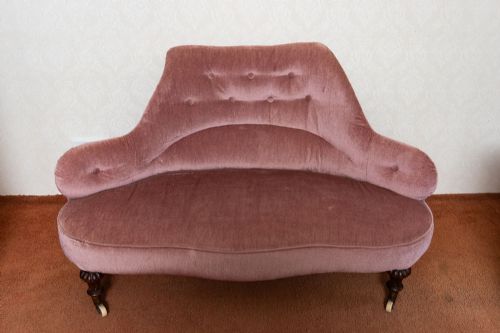 A GOOD EXAMPLE OF A VICTORIAN LOVE SEAT - ADDITIONAL PHOTO 1