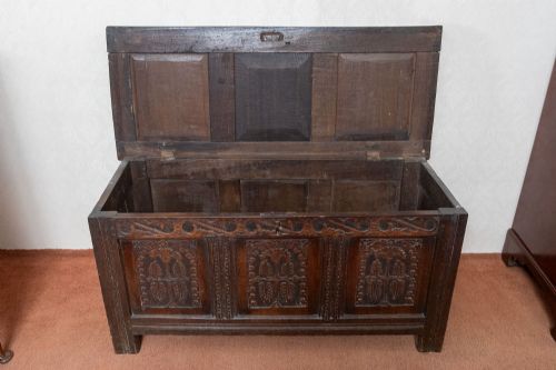 EARLY OAK COFFER WITH ORIGINAL PANELLED TOP AND WONDERFUL CARVED PANEL FRONT - ADDITIONAL PHOTO 4