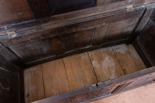 EARLY OAK COFFER WITH ORIGINAL PANELLED TOP AND WONDERFUL CARVED PANEL FRONT - ADDITIONAL PHOTO 5