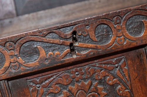 EARLY OAK COFFER WITH ORIGINAL PANELLED TOP AND WONDERFUL CARVED PANEL FRONT - ADDITIONAL PHOTO 8