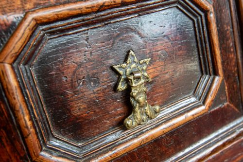 LATE 17TH CENTURY JACOBEAN OAK CHEST OF DRAWERS - ADDITIONAL PHOTO 4