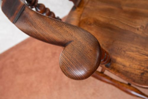 WONDERFUL EXAMPLE OF AN EARLY 19TH CENTURY BROAD ARM WINDSOR CHAIR - ADDITIONAL PHOTO 4