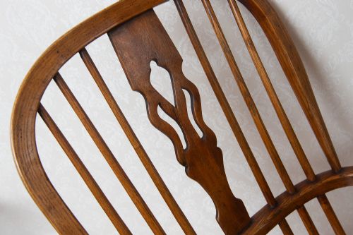 A TALL HOOPBACK WINDSOR CHAIR IN ASH WOOD - ADDITIONAL PHOTO 2
