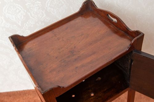 A SMALL AND VERY ATTRACTIVE 18TH CENTURY BEDSIDE POT CUPBOARD - ADDITIONAL PHOTO 4
