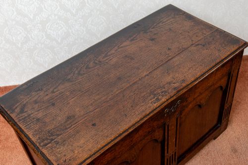 UNUSUAL SMALL SIZED 17TH CENTURY OAK COFFER - ADDITIONAL PHOTO 1