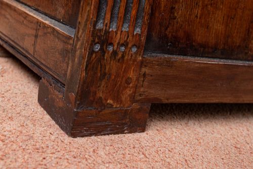 UNUSUAL SMALL SIZED 17TH CENTURY OAK COFFER - ADDITIONAL PHOTO 2