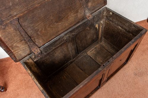 UNUSUAL SMALL SIZED 17TH CENTURY OAK COFFER - ADDITIONAL PHOTO 9