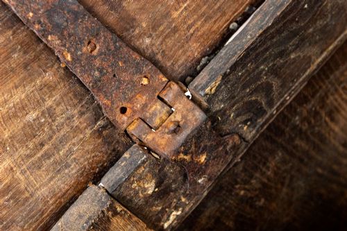 UNUSUAL SMALL SIZED 17TH CENTURY OAK COFFER - ADDITIONAL PHOTO 10