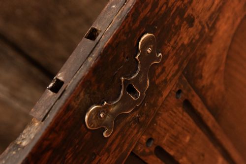 UNUSUAL SMALL SIZED 17TH CENTURY OAK COFFER - ADDITIONAL PHOTO 11