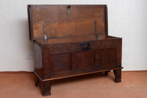 VERY PRETTY 17TH CENTURY OAK COFFER - ADDITIONAL PHOTO 1