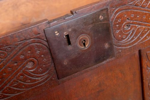 VERY PRETTY 17TH CENTURY OAK COFFER - ADDITIONAL PHOTO 2