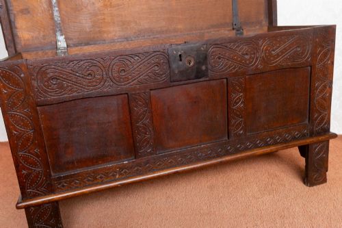 VERY PRETTY 17TH CENTURY OAK COFFER - ADDITIONAL PHOTO 4