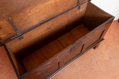 VERY PRETTY 17TH CENTURY OAK COFFER - ADDITIONAL PHOTO 5