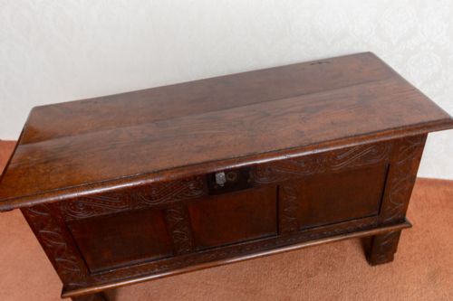 VERY PRETTY 17TH CENTURY OAK COFFER - ADDITIONAL PHOTO 7