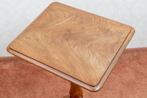 A VICTORIAN PLATFORM BASE TABLE IN MAHOGANY - ADDITIONAL PHOTO 2