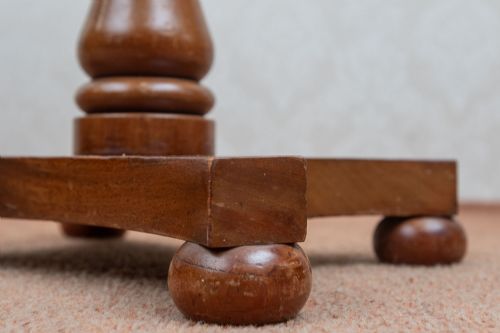 A VICTORIAN PLATFORM BASE TABLE IN MAHOGANY - ADDITIONAL PHOTO 5