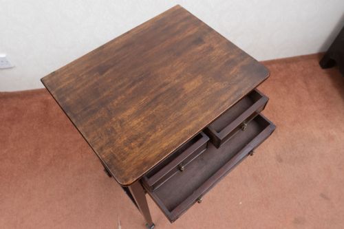 A SMALL ANTIQUE SIDE TABLE IN MAHOGANY - ADDITIONAL PHOTO 1