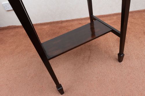 A SMALL ANTIQUE SIDE TABLE IN MAHOGANY - ADDITIONAL PHOTO 3