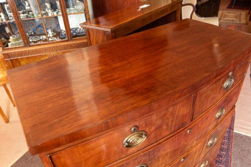 A GOOD GEORGE III MAHOGANY BOW FRONT CHEST OF DRAWERS - ADDITIONAL PHOTO 1