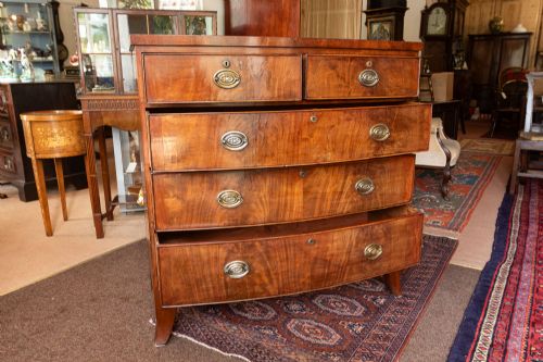 A GOOD GEORGE III MAHOGANY BOW FRONT CHEST OF DRAWERS - ADDITIONAL PHOTO 3