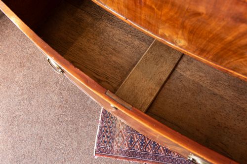 A GOOD GEORGE III MAHOGANY BOW FRONT CHEST OF DRAWERS - ADDITIONAL PHOTO 5